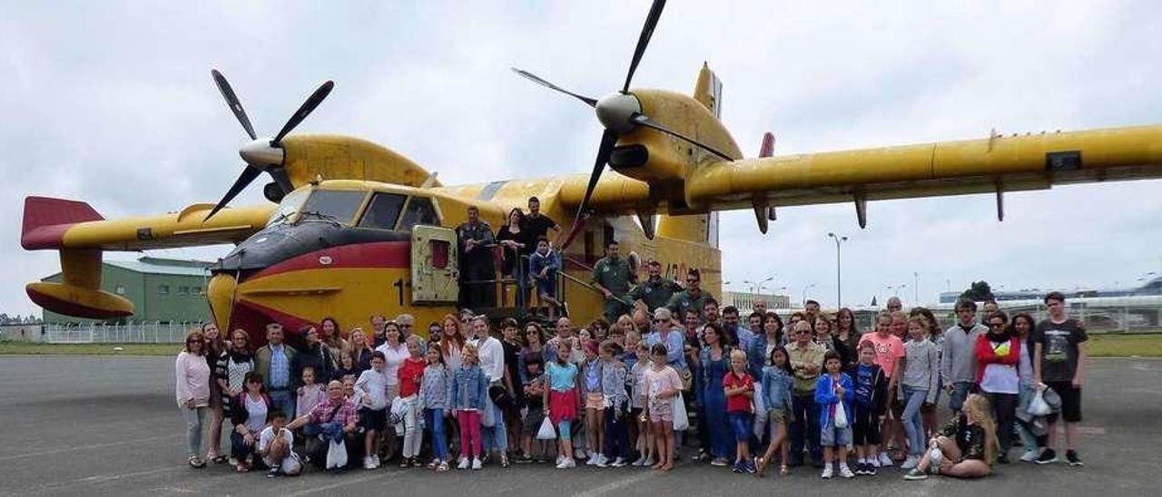 Foto de familia de los padres de acogida y niños de Chernobyl que visitaron el aeródromo de Santiago.