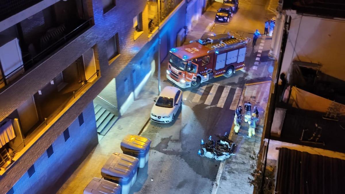 Efectius de bombers treballant en l'extinció d'un foc de contenidor a Manresa