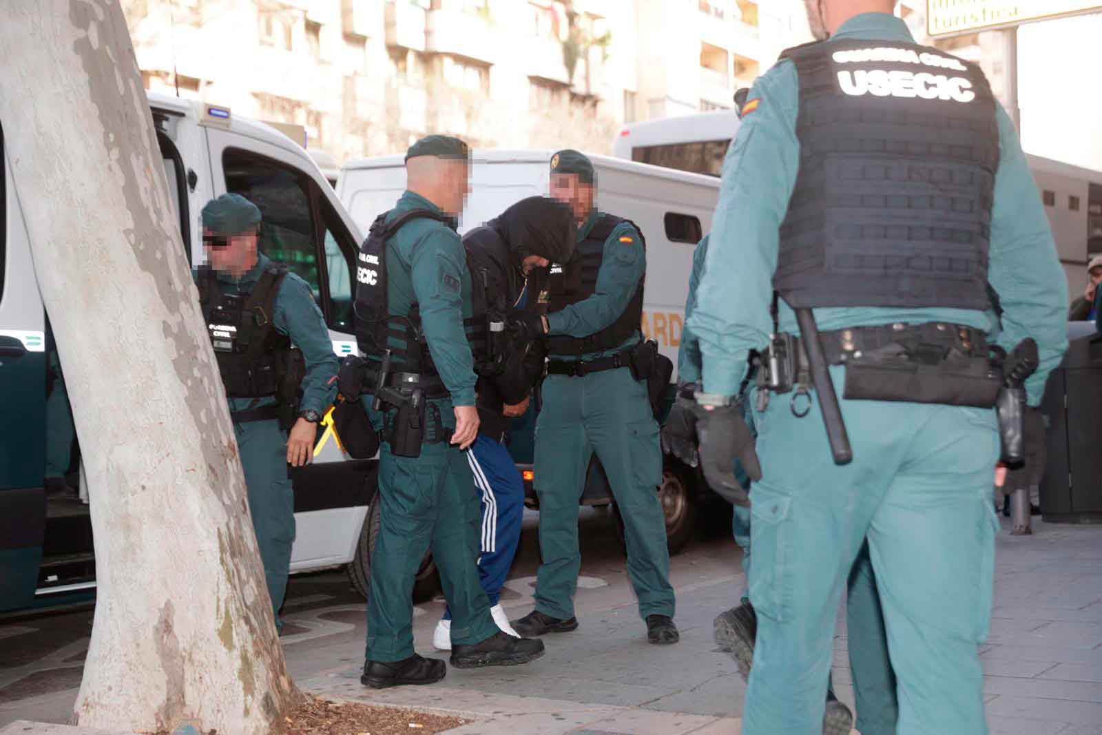 La Guardia Civil traslada al juzgado a 23 detenidos en la operación antidroga entre grandes medidas de seguridad