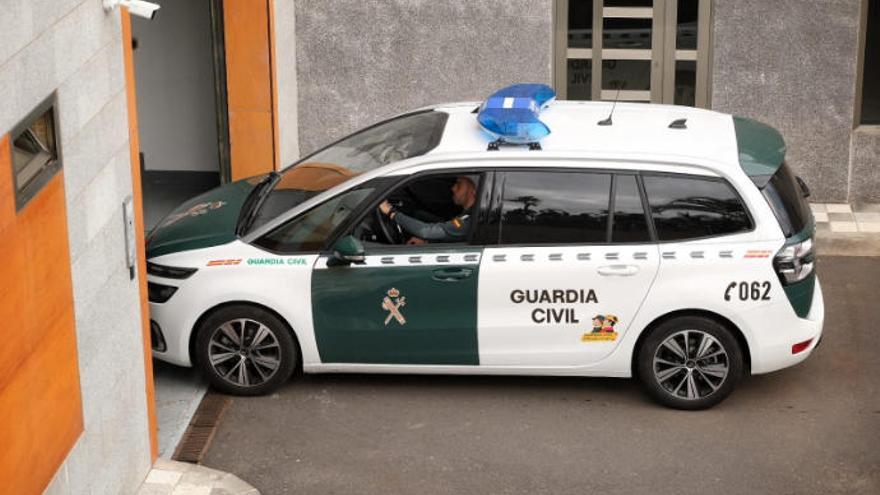 El vehículo de la Guardia Civil en el que fue conducido el presunto homicida a los Juzgados.