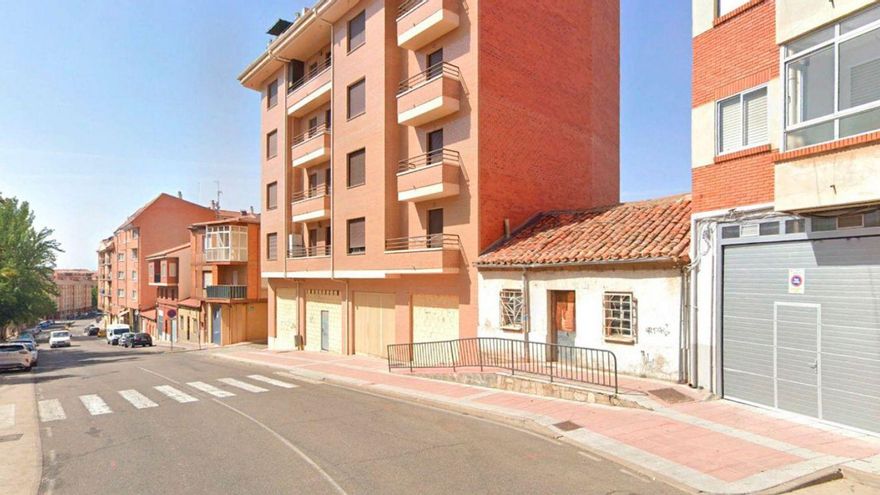 Cañada de la Vizana, una de cuyas viviendas alberga un corral de gallinas y gallos.