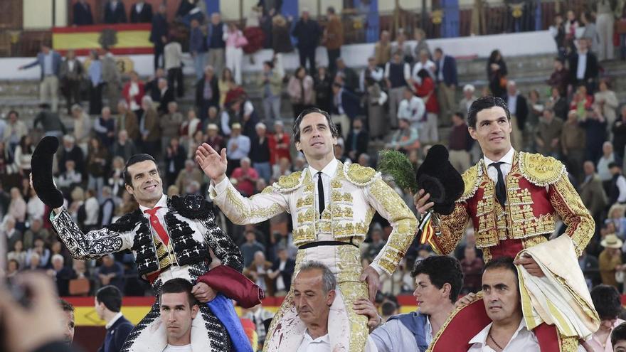 Fotogalería | Emilio de Justo, Juan Ortega y Pablo Aguado, a hombros en Almendralejo