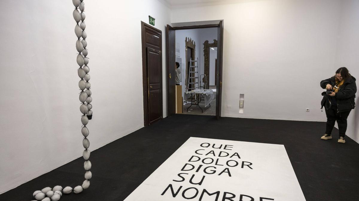 VÍDEO | Así es la exposición ‘Ho tenc a la punta de la llengua’ de Eva Lootz en Casal Solleric