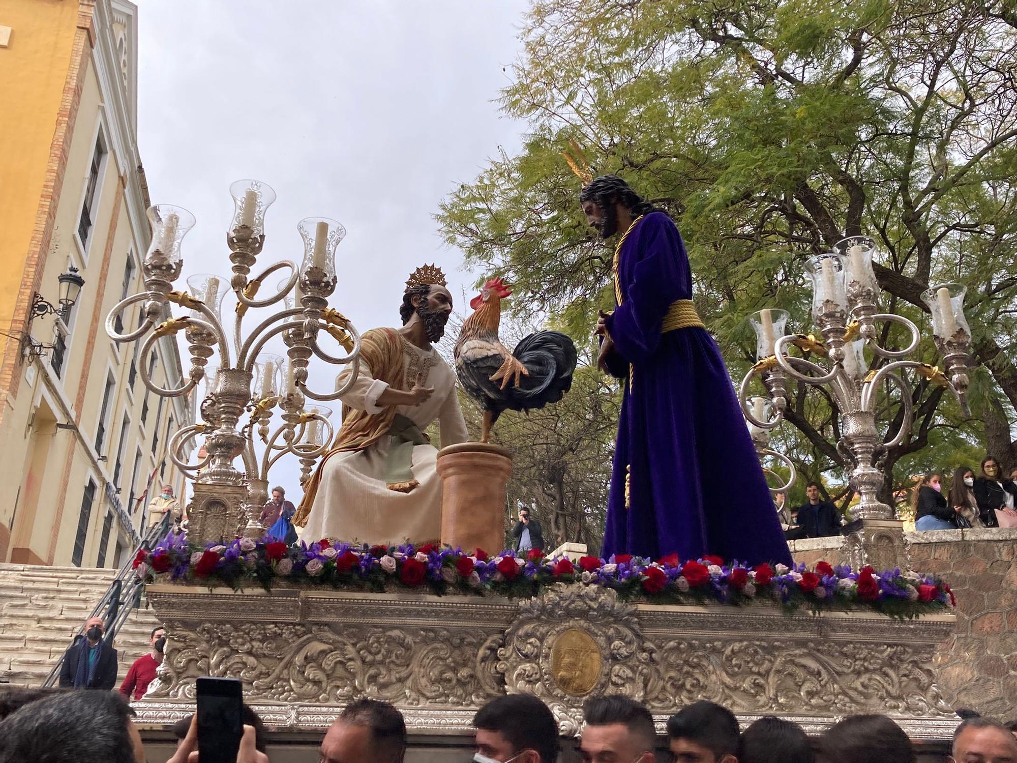 En la plaza de Capuchinos, desde la Divina Pastora inicia después su marcha el Señor de la Soledad de Dulce Nombre