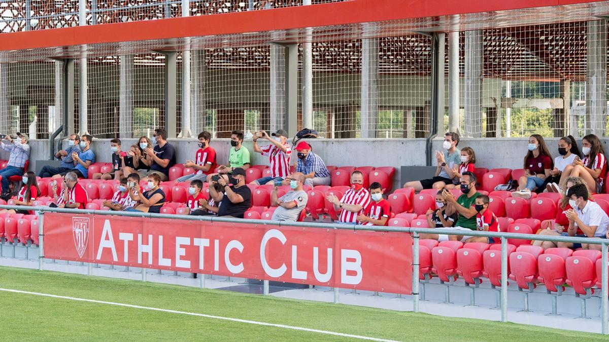 La afición del Athletic con sus mascarillas en Lezama