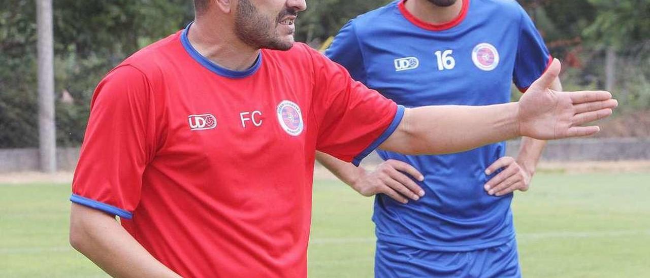 Germán escucha las instrucciones del técnico, Fernando Currás, en un entrenamiento. // Iñaki Osorio