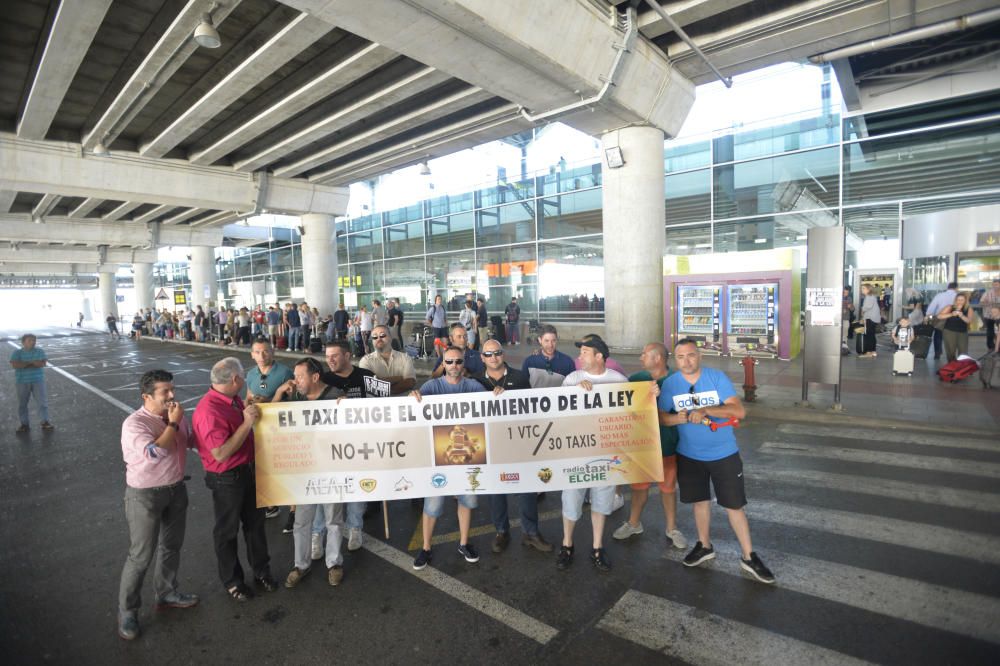 Los taxistas de la provincia secundan la huelga para protestar por el intrusismo