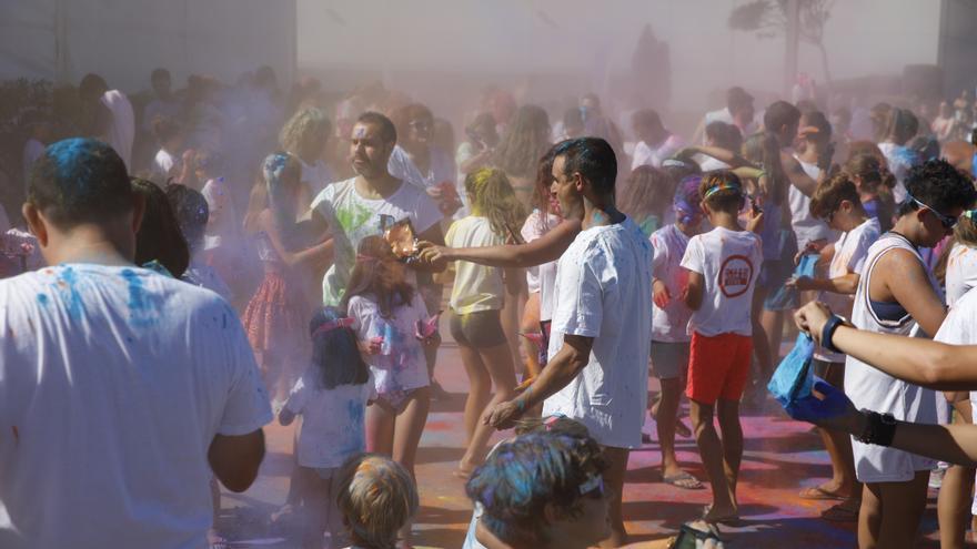 El Santa Olaya cierra sus fiestas a todo color: 300 socios se unen en una holi party
