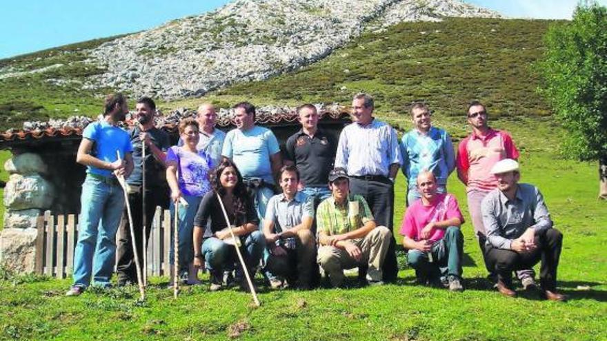 Pastores, alumnos y autoridades, ayer, en la Vega de Enol.