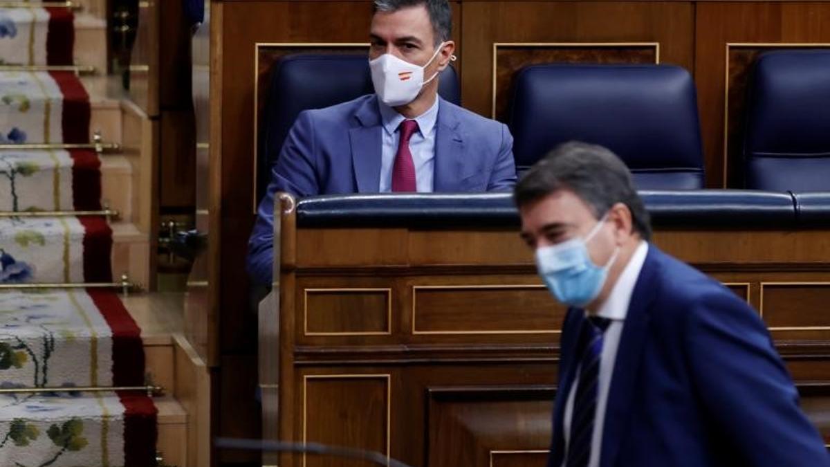El presidente del Gobierno, Pedro Sánchez, ante el portavoz del PNV en el Congreso, Aitor Esteban, durante el debate de los Presupuestos de 2022, el pasado 4 de noviembre de 2021 en la Cámara baja.