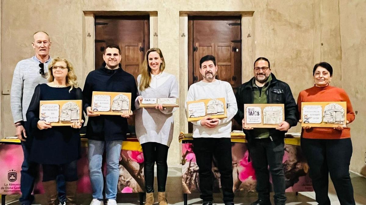 Representantes de Mi Ritmo, El Patio, Los Fogones, Cantón Aragonés y La Viña, con sus placas y la concejal. | SERVICIO ESPECIAL