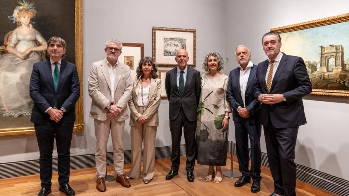 Por la izquierda, Alfonso Palacio, director adjunto de Conservación e Investigación del Museo Nacional del Prado; Miguel Falomir, director del Museo; Maite Arango, patrona de la Fundación Amigos Museo del Prado e hija de Plácido Arango; Plácido Arango, hijo de Plácido Arango; Ibone Bengoetxea, vicelehendakari primera y consejera de Cultura y Política Lingüística del Gobierno Vasco y presidenta del Patronato del Museo de Bellas Artes de Bilbao; Francisco Arango, hijo de Plácido Arango, y Miguel Zugaza, director Museo de Bellas Artes de Bilbao, junto a una de las obras donadas por Plácido Arango al Prado..