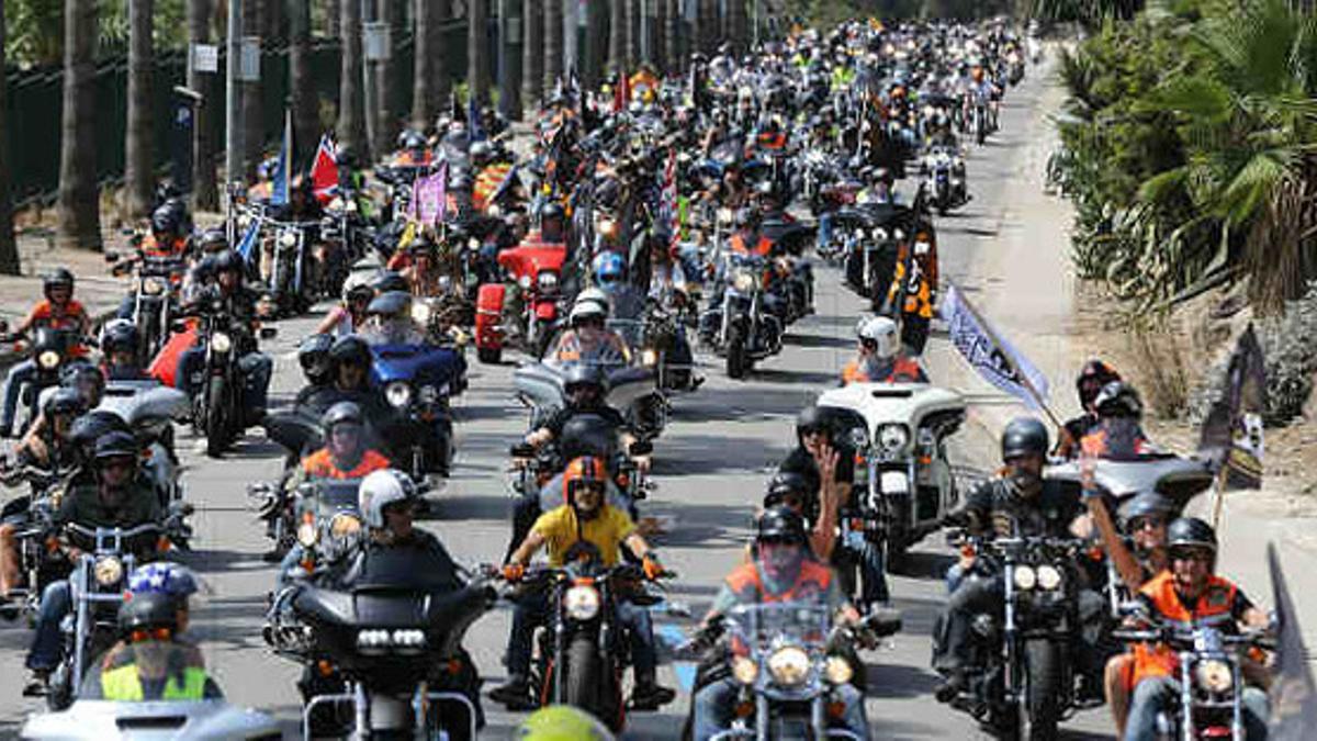 Más de 12.000 motoristas recorren Barcelona en el desfile de Harleys