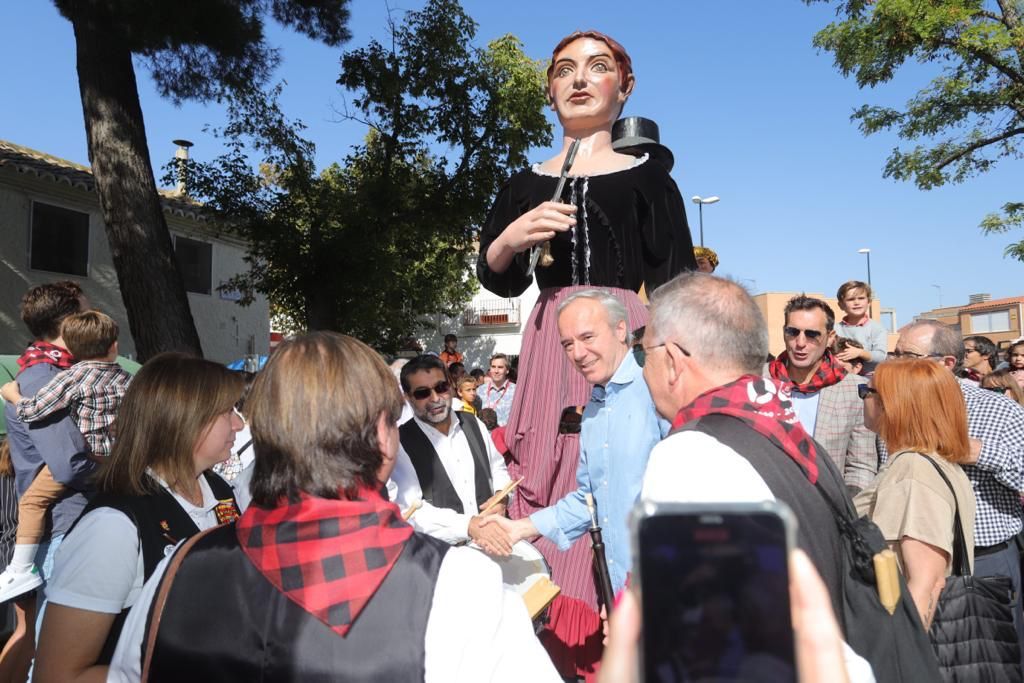 Los cabezudos recorren las calles de Garrapinillos