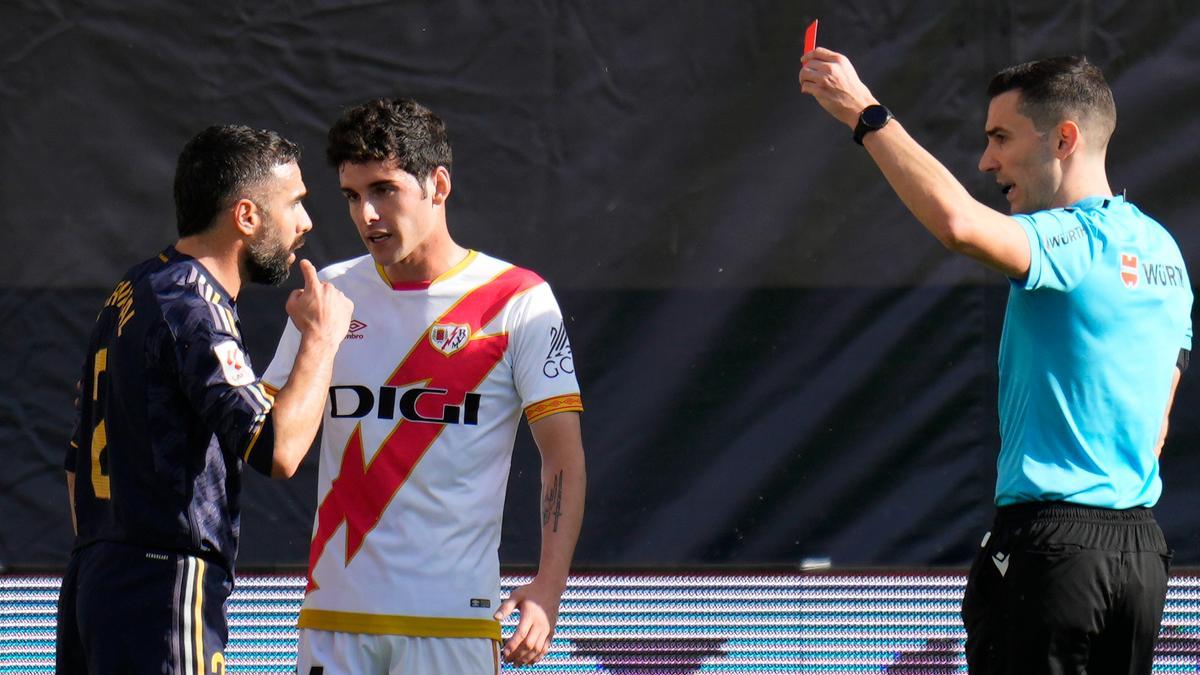 Muñiz Ruiz expulsando a Carvajal en el Rayo Vallecano - Real Madrid