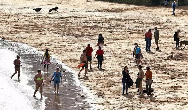 Asturias se baña con el “veroño” que anima las playas con temperaturas que hoy rozarán los 30 grados