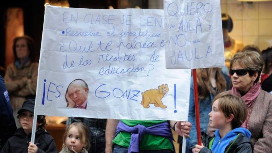 Collage infantil en la manifestación de ayer en Oviedo: «¡Es Wert-gonz-oso!».
