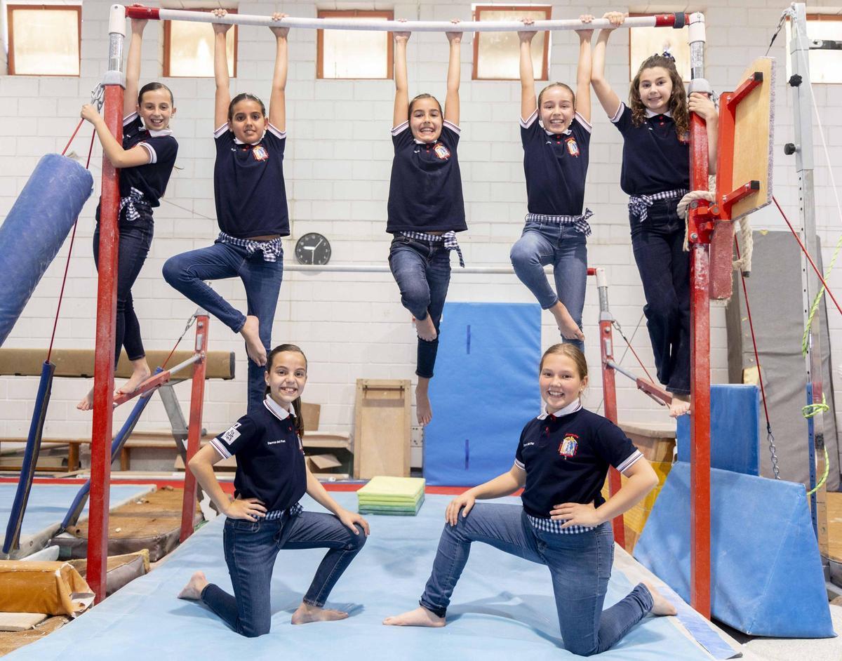 La Bellea del Foc infantil y sus damas de honor se atreven con la gimnasia deportiva