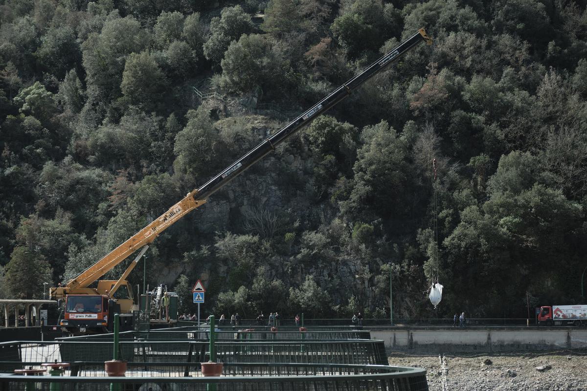 Los trabajos de pesca en el pantano de Sau.