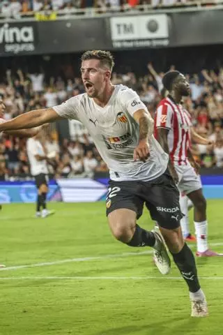 El Valencia viaja a Girona sin Cenk ni Santamaría
