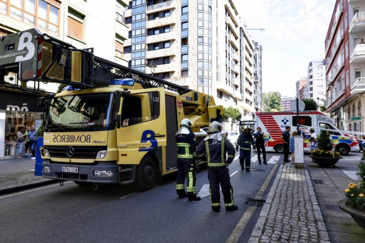 Bomberos, policías y sanitarios en José Manuel Pedregal esta mañana.