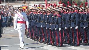 Felipe VI pasa revista a la Guardia Real este sábado en Granada antes de la celebración del desfile del Día de las Fuerzas Armadas.
