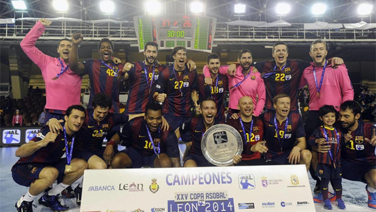 Los jugadores del Barça posando con la Copa Asobal