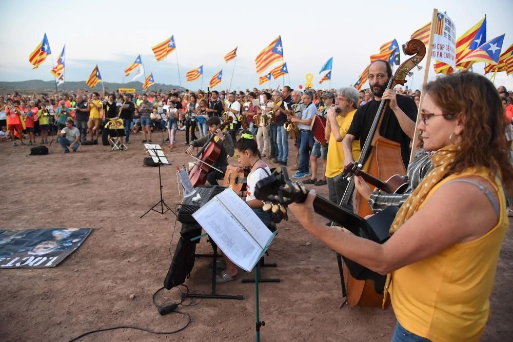 Una multitud omple Lledoners com mai en la vigília de 1-O