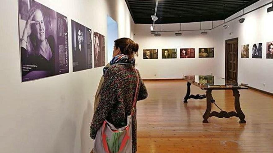 Una mujer observa una de las fotografías de autores alemanes que conforman la exposición de la Casa de Cultura de Toro