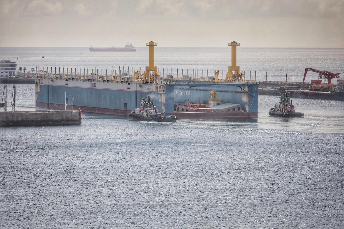 Llegada del primer dique flotante al Puerto Santa Cruz de Tenerife desde China Llegada del primer dique flotante al Puerto Santa Cruz de Tenerife desde China