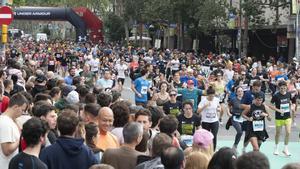 Los participantes a su llegada a la plaza Catalunya durante la 44 edición de la Cursa de El Corte Inglés.