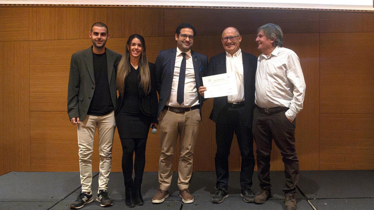 Llorenç Frigola, gerent i copropietari de Mooma, amb el diploma del premi en mà.