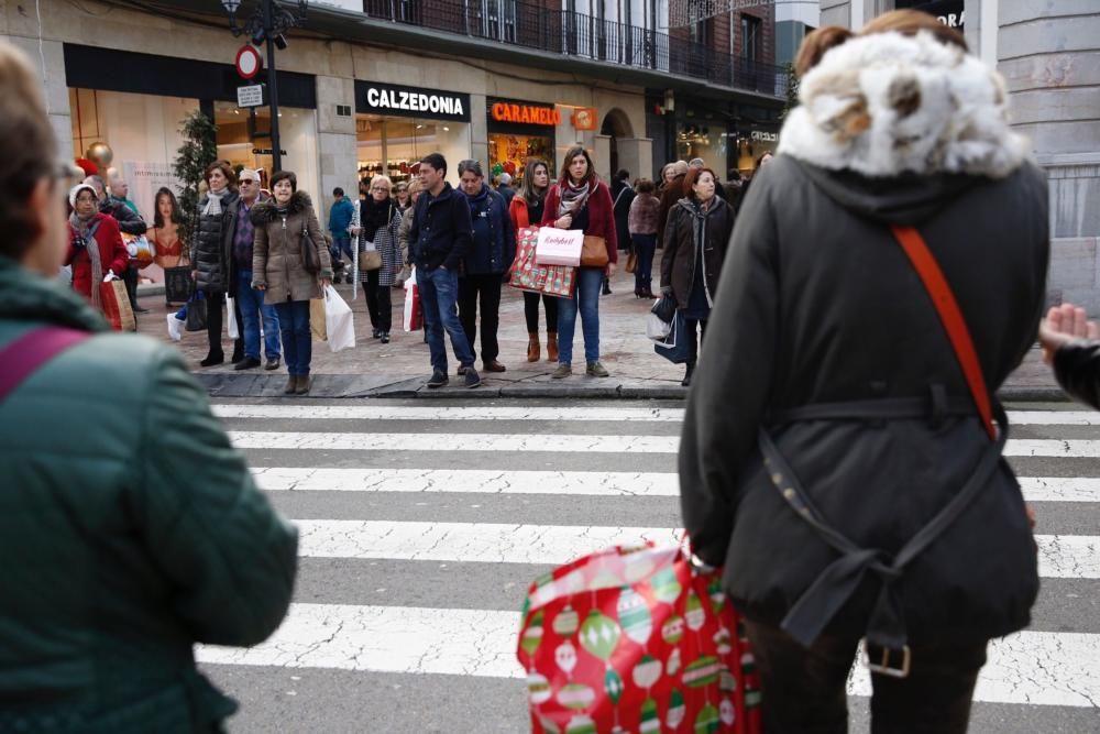 Día de compras navideñas en Oviedo y Gijón