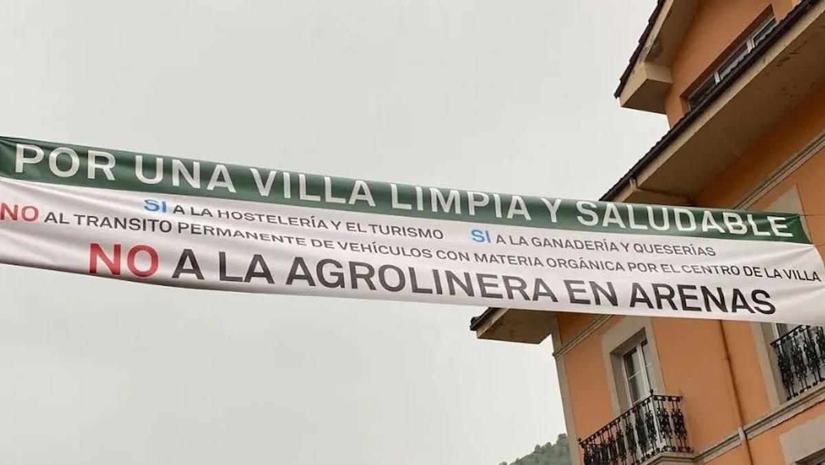 Pancarta contra la planta de biogás prevista en Arenas de Cabrales.