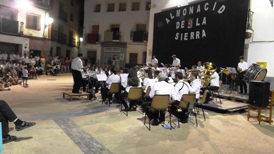 La música de bandas resuena con maestría en la plaza de España