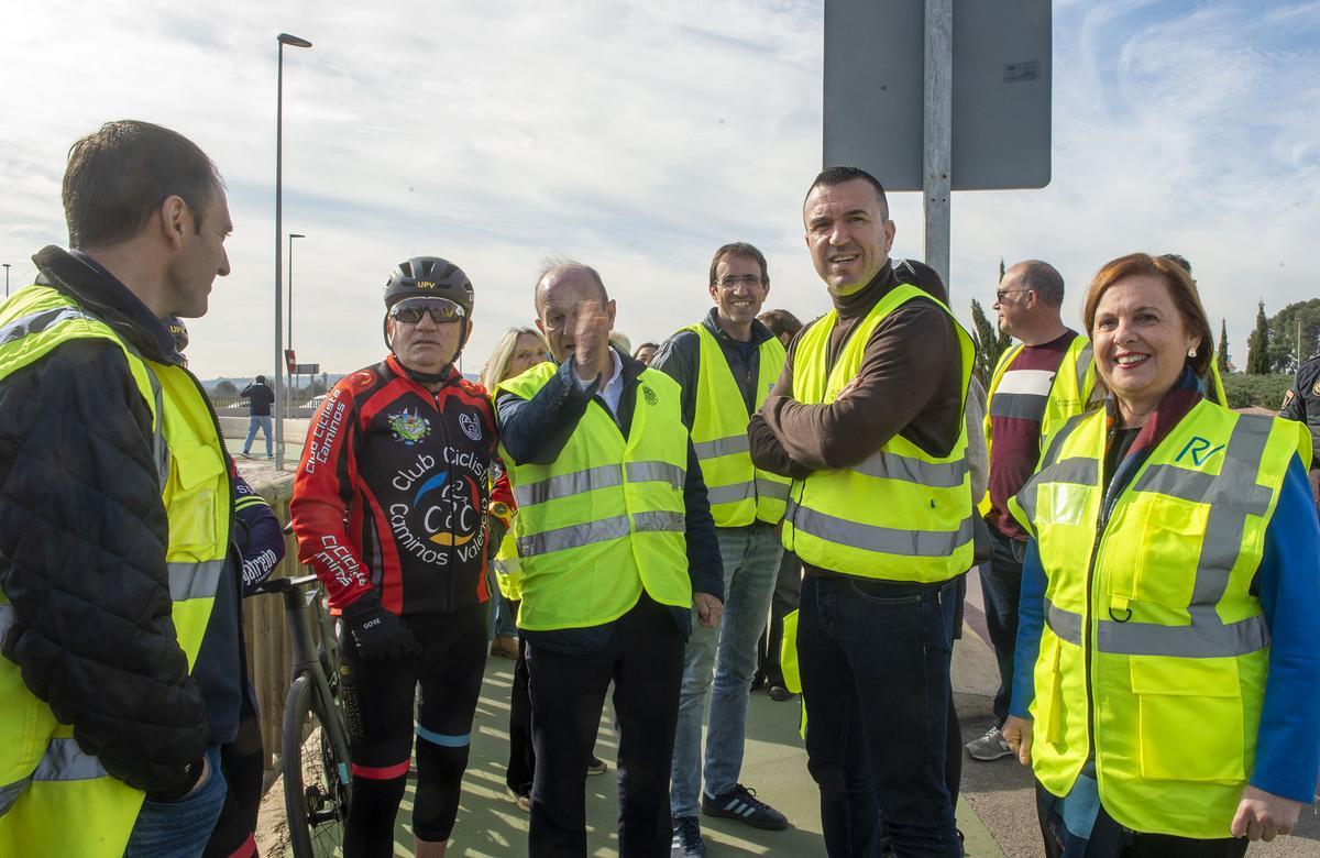 El presidente de la institución provincial y la diputada de Carreteras, Reme Mazzolari, se reúnen con representantes del colectivo ciclista.