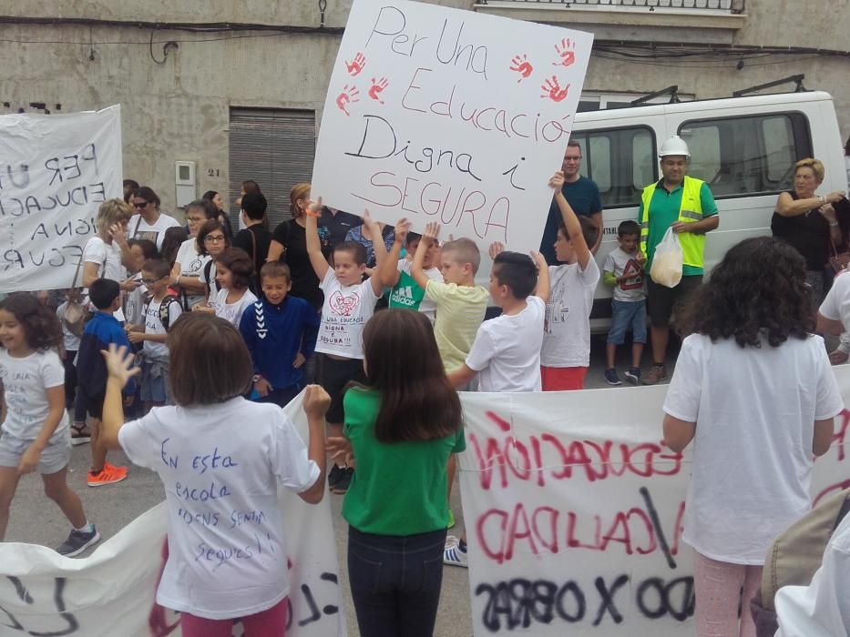 Protesta por el mal estado del colegio de la Font d'en Carròs