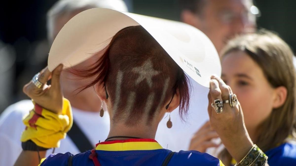 Manifestante con un peinado con el dibujo de la 'estelada', en Barcelona.