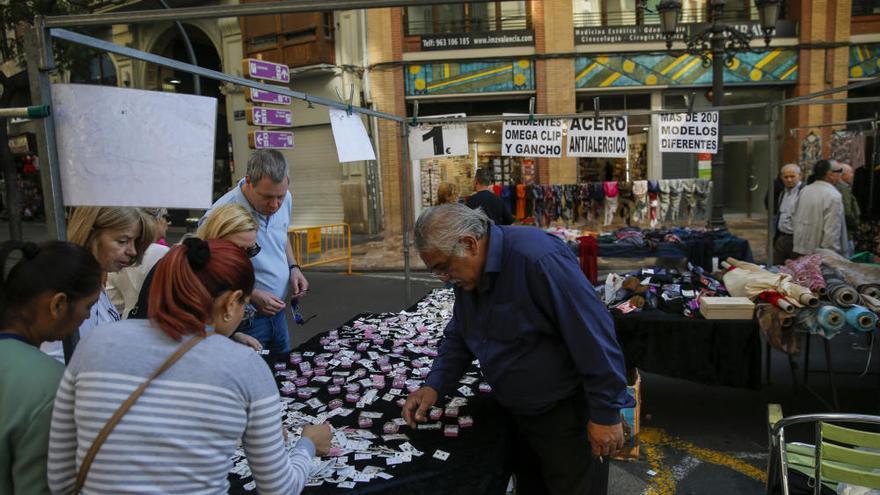 Mercadillo en la plaza del Ayuntamiento de València