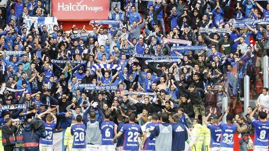 Los jugadores azules saludan a los seguidores desplazados a Gijón tras el partido de la primera vuelta en El Molinón.