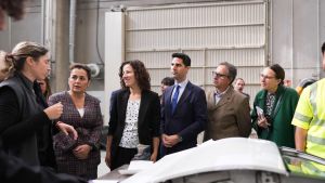 El consejero de Educación, Ciencia y Universidades de Madrid, Emilio Viciana (centro), durante una visita al centro de Formación Profesional Raúl Vázquez, en Puente de Vallecas.