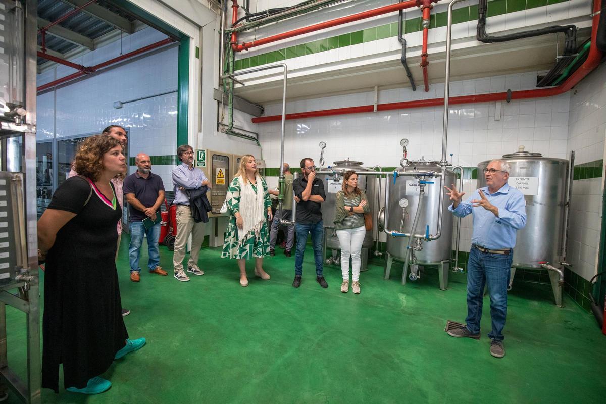Pep Natta, responsable de Calidad e Investigación de la empresa, durante una visita guiada en las Destilerías Antonio Nadal