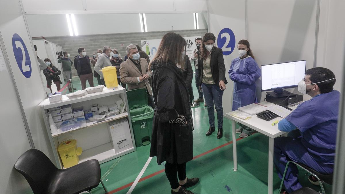 Francina Armengol visita el centro de vacunación ubicado en el polideportivo Mateu Cañellas de Inca