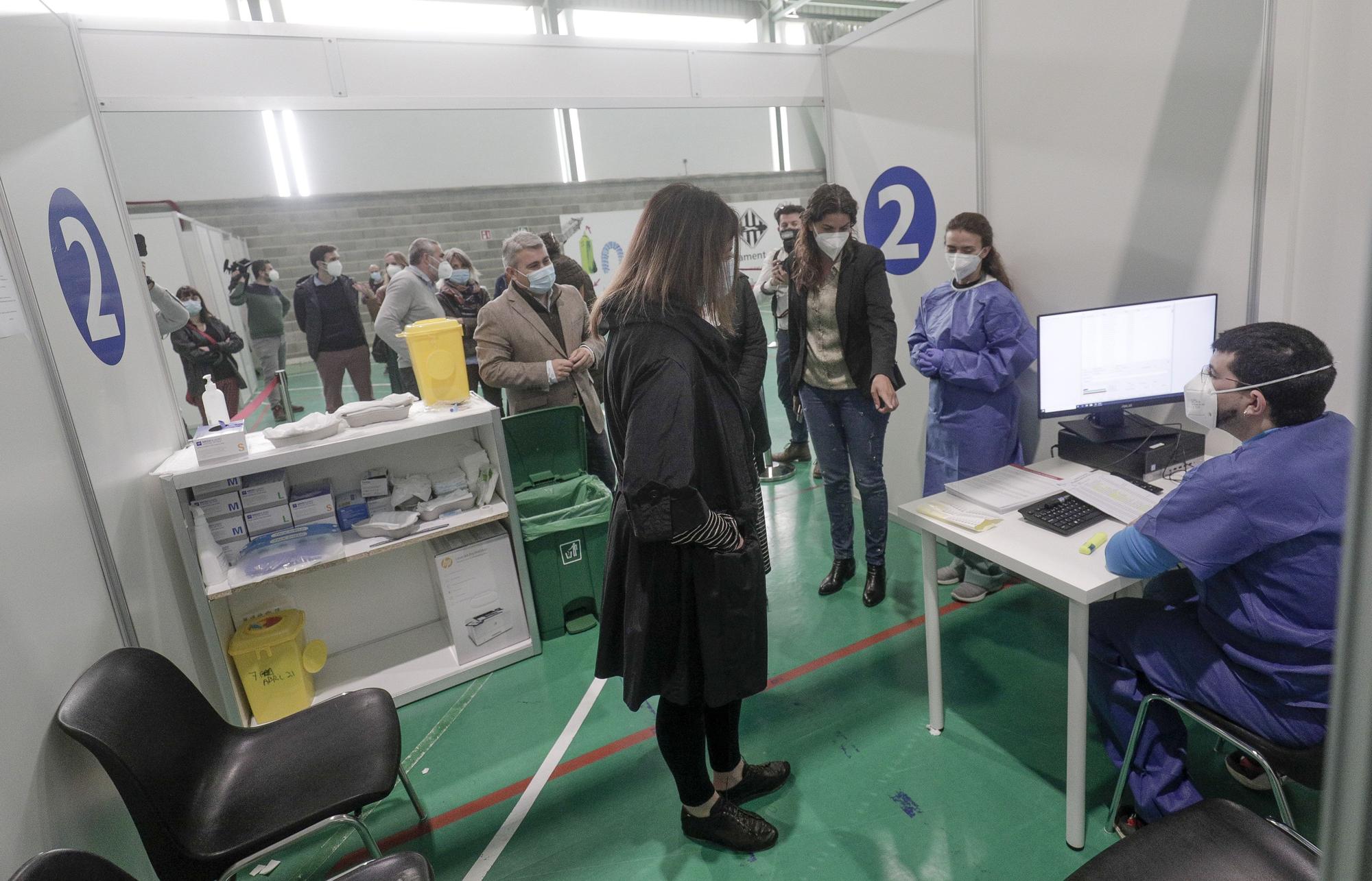 Francina Armengol visita el centro de vacunación ubicado en el polideportivo Mateu Cañellas de Inca