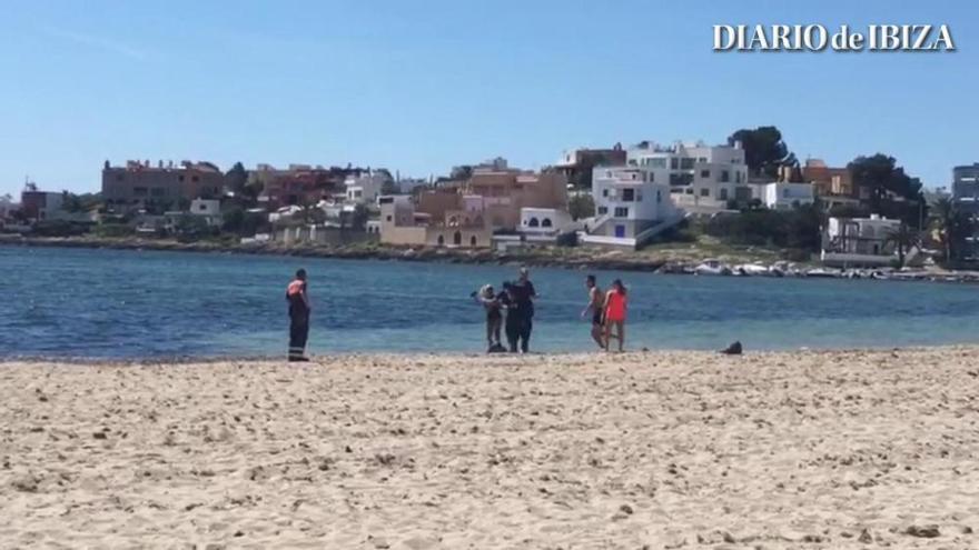 Pelea entre ciudadanos y policías en una playa de Ibiza