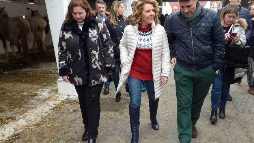 Montse Fernández, Teresa Mallada y José Luis Fontaniella, ayer, en la feria de Tineo.