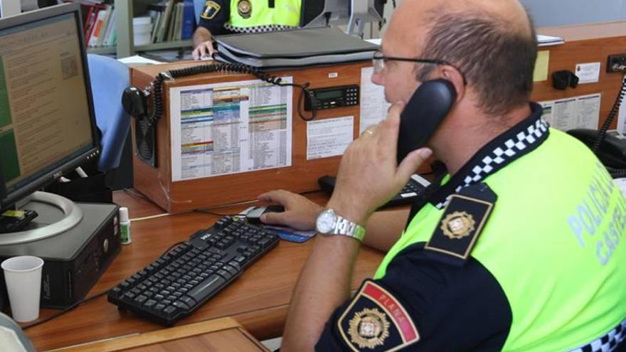 Policías de Castellón ayudan a un invidente a volver a Barcelona