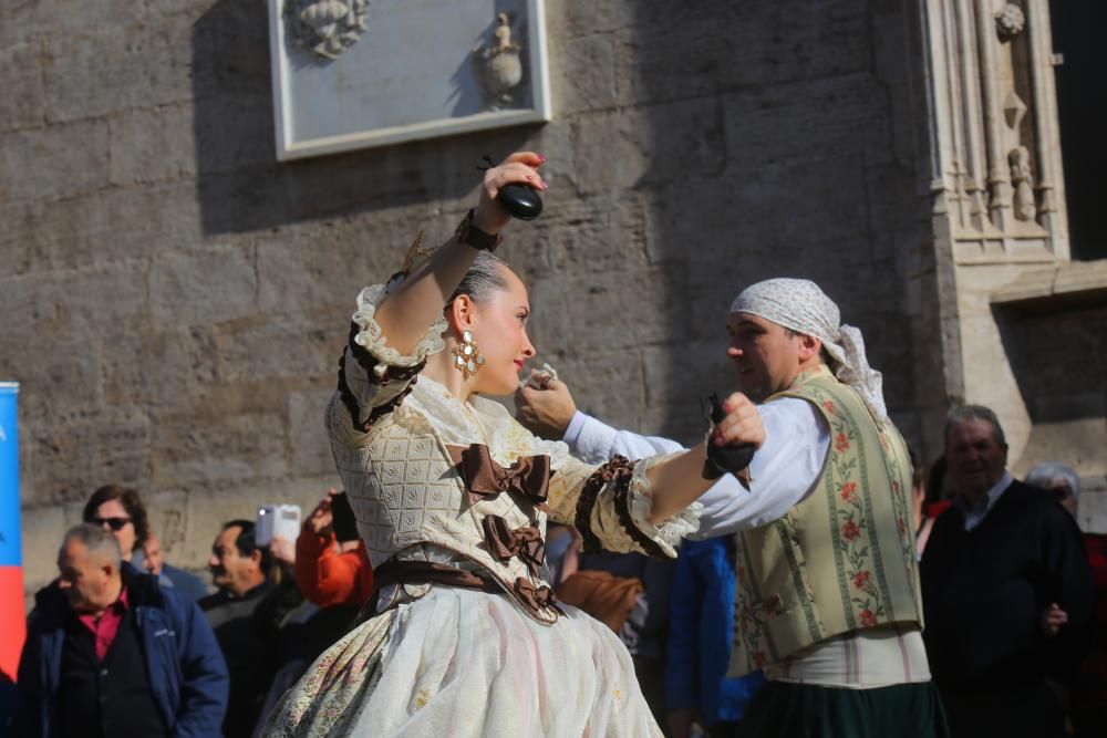 Danzas populares en el entorno de la Lonja