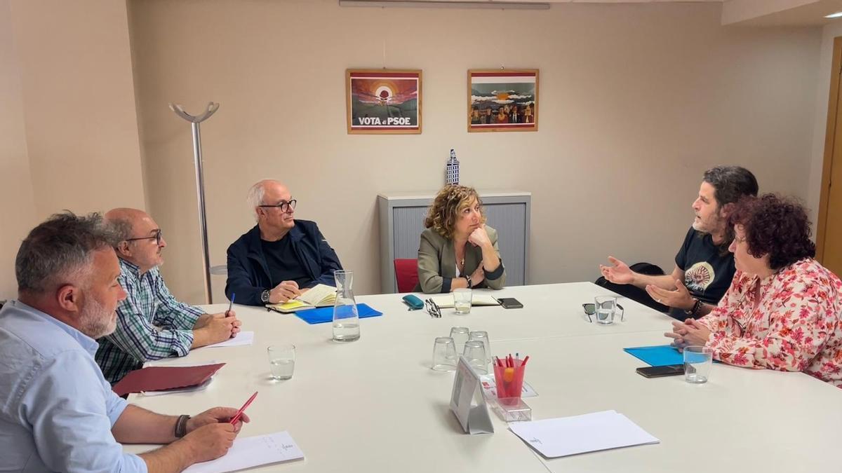 Un momento de la reunión del PSOE con la Asociación Unidos por la Cultura en Asturias.