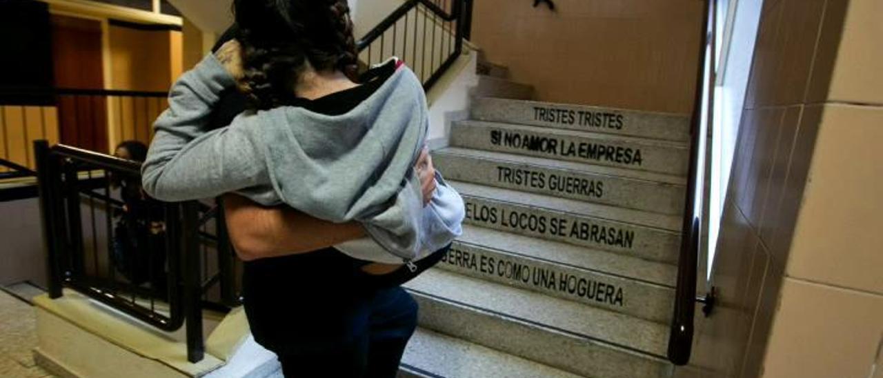 Un padre lleva tres semanas subiendo a cuestas a clase a su hija escayolada en Alicante